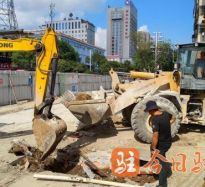 男人的鸡巴插入女人的逼网站高温下的坚守｜道路建设者用汗水铺就畅通路